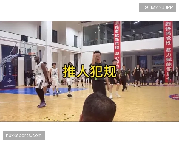 阻挡犯规和带球撞人有什么区别？一文看懂判罚关键